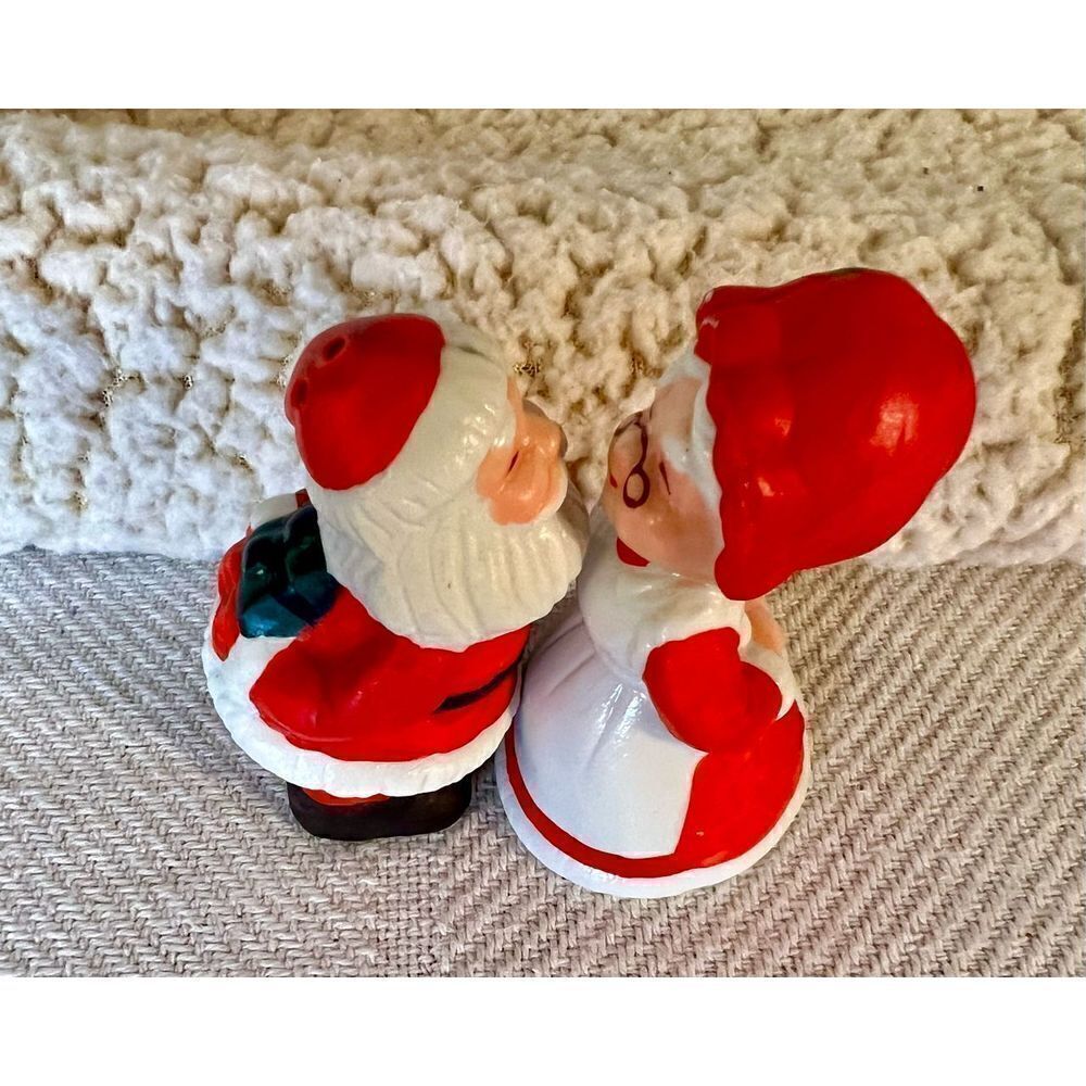 Vintage Kissing Mr and Mrs Claus Salt & Pepper Shakers
